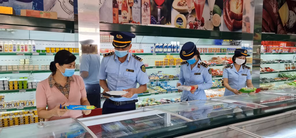 Cán bộ Đội QLTT số 3 kiểm tra việc niêm yết giá hàng hóa tại Siêu thị Bách hóa tổng hợp TTP (phường Cẩm Trung, TP Cẩm Phả).