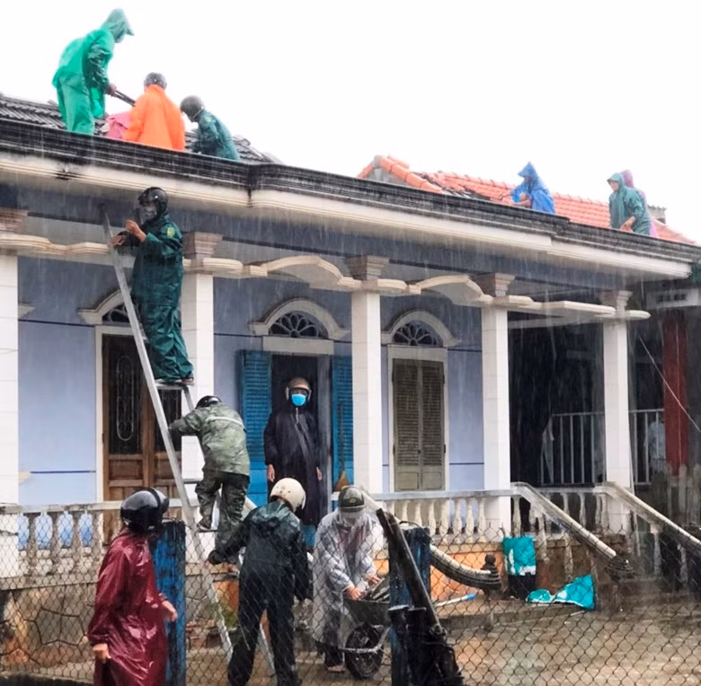 Giúp người dân lợp lại mái nhà sau bão số 5 tại tỉnh Thừa Thiên Huế (Ảnh: baothuathienhue.vn) Giúp người dân lợp lại mái nhà sau bão số 5 tại tỉnh Thừa Thiên Huế (Ảnh: baothuathienhue.vn)