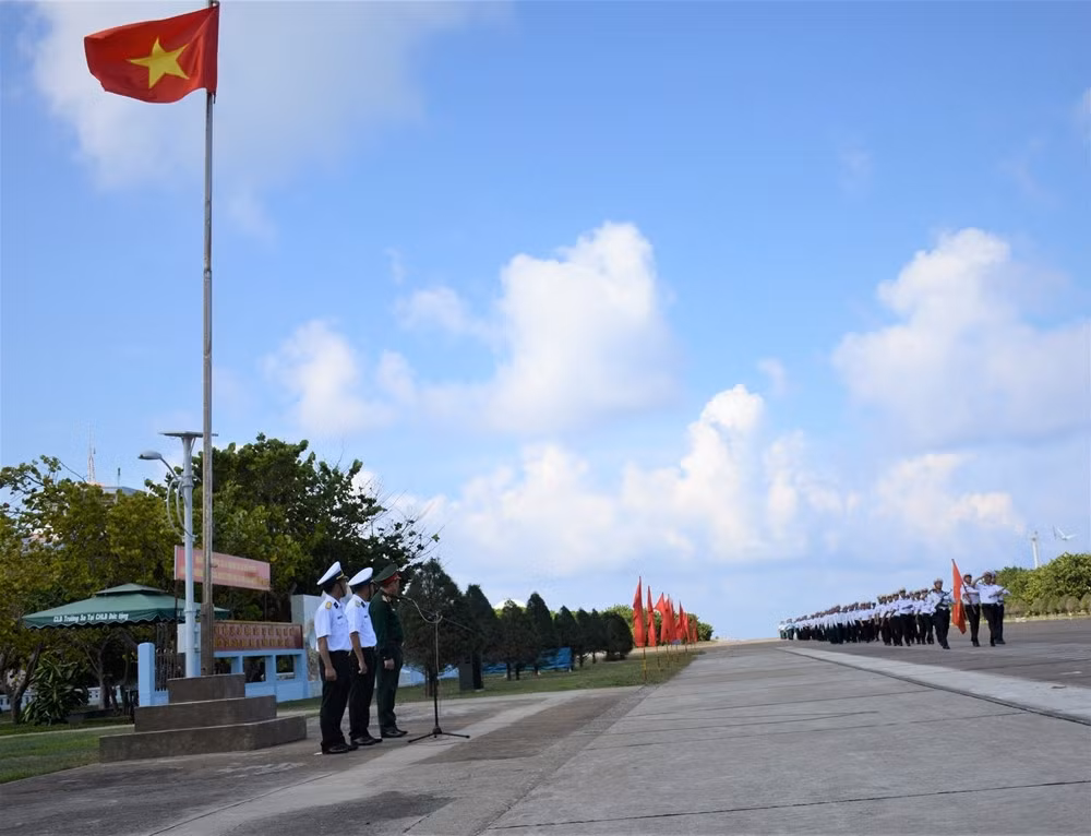 Lễ chào cờ trên đảo Trường Sa.