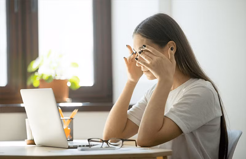 Cẩn trọng với chứng khô mắt, mỏi mắt ảnh 1