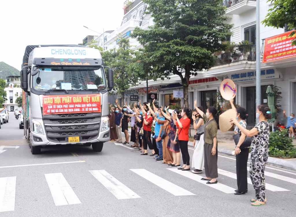 Chuyến xe chở 100 tấn nhu yếu phẩm gửi tặng đồng bào miền Nam do CLB Thiện nguyện Quảng Ninh phối hợp với Ban Từ thiện Giáo hội Phật giáo Việt Nam - phân ban từ thiện miền Bắc kêu gọi các nhà hảo tâm ủng hộ. Ảnh: Minh Đức