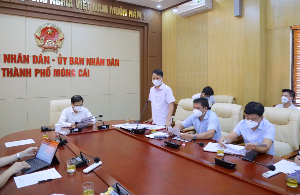 Đại diện lãnh đạo TP Móng Cái báo cáo nhanh công tác phòng chống dịch trong hoạt động XNK trên địa bàn.