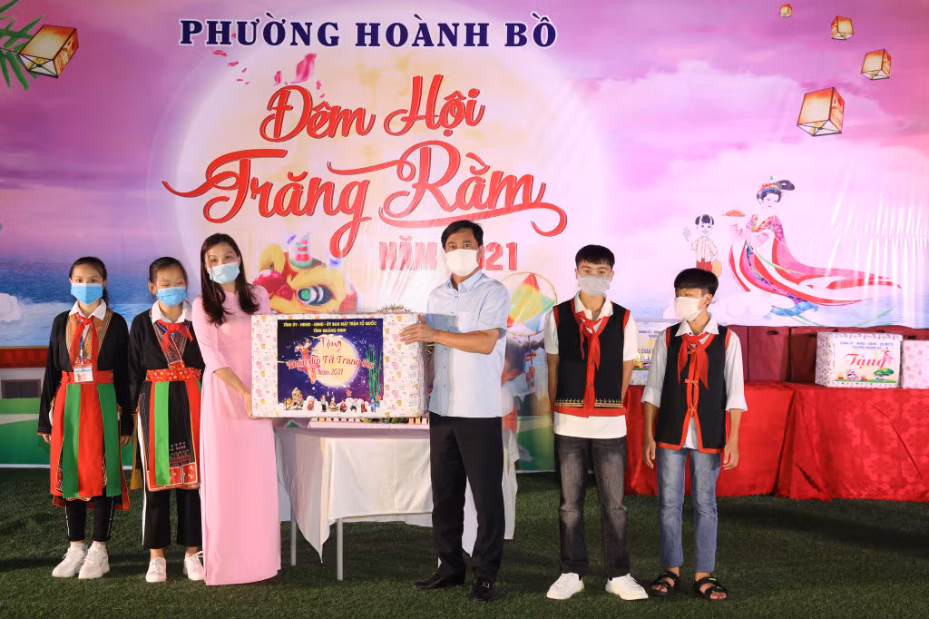 Chủ tịch UBND tỉnh Nguyễn Tường Văn tặng quà Trung thu cho học sinh Trường PT Dân tộc nội trú Hoành Bồ.