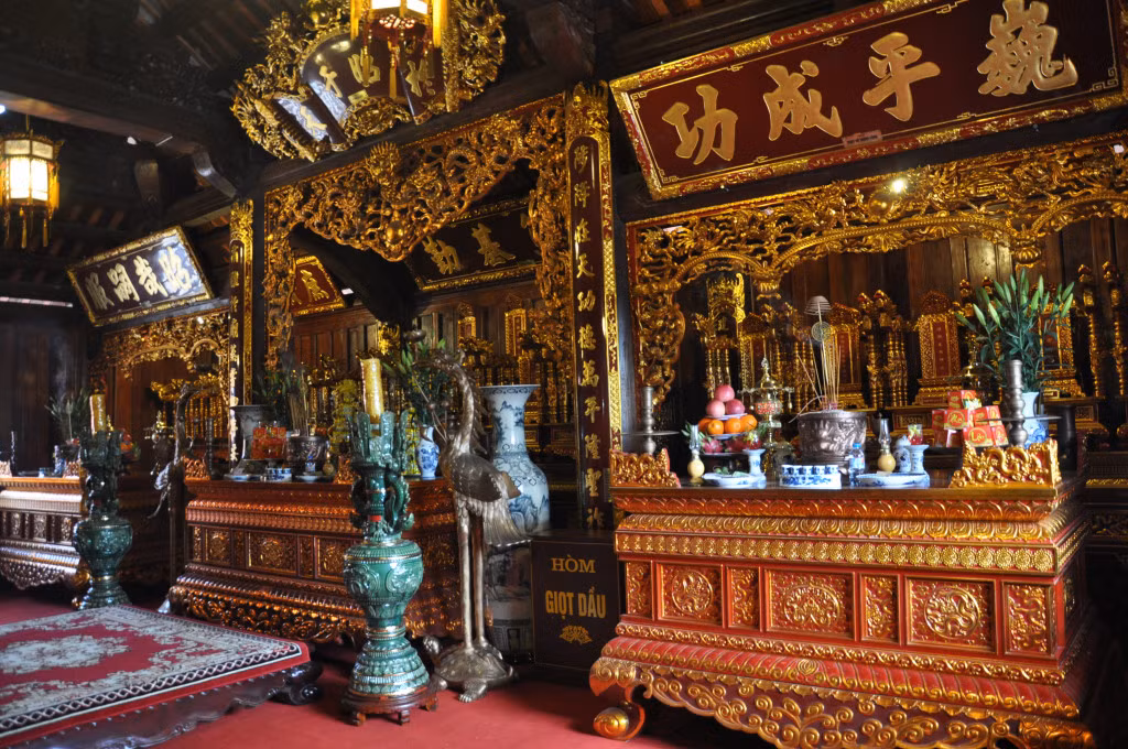 Thái Miếu - nơi thờ hoàng tộc nhà Trần, khánh thành và đưa vào sử dụng từ đầu năm 2018, có giá trị đầu tư 75 tỷ đồng. Ảnh chụp nội thất thờ tự tại Thái Miếu.