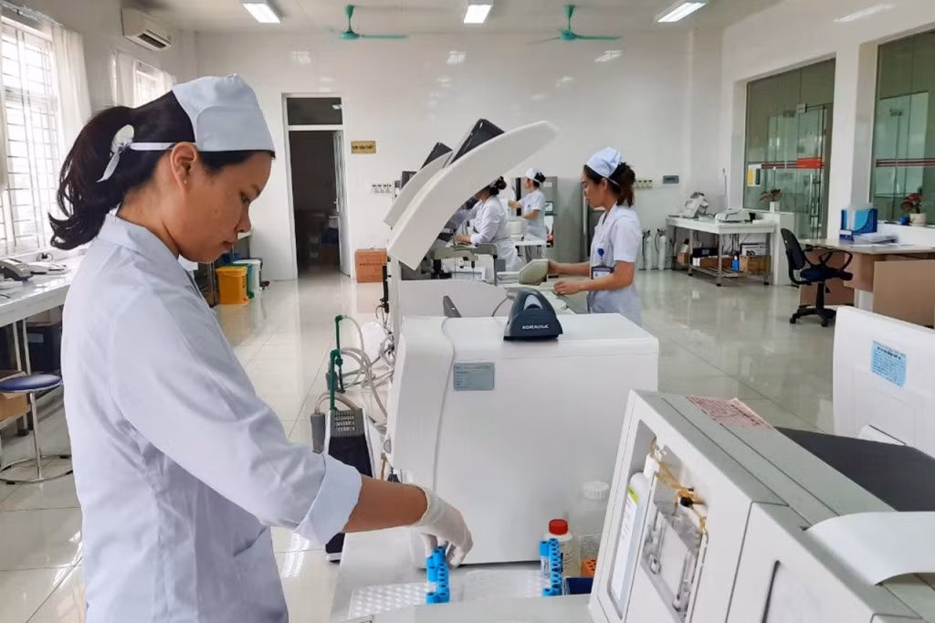 Các cơ sở y tế toàn tỉnh đều thực hiện kỹ thuật xét nghiệm sàng lọc HIV. Trong ảnh Phòng Xét nghiệm, Trung tâm Y tế TX Đông Triều.