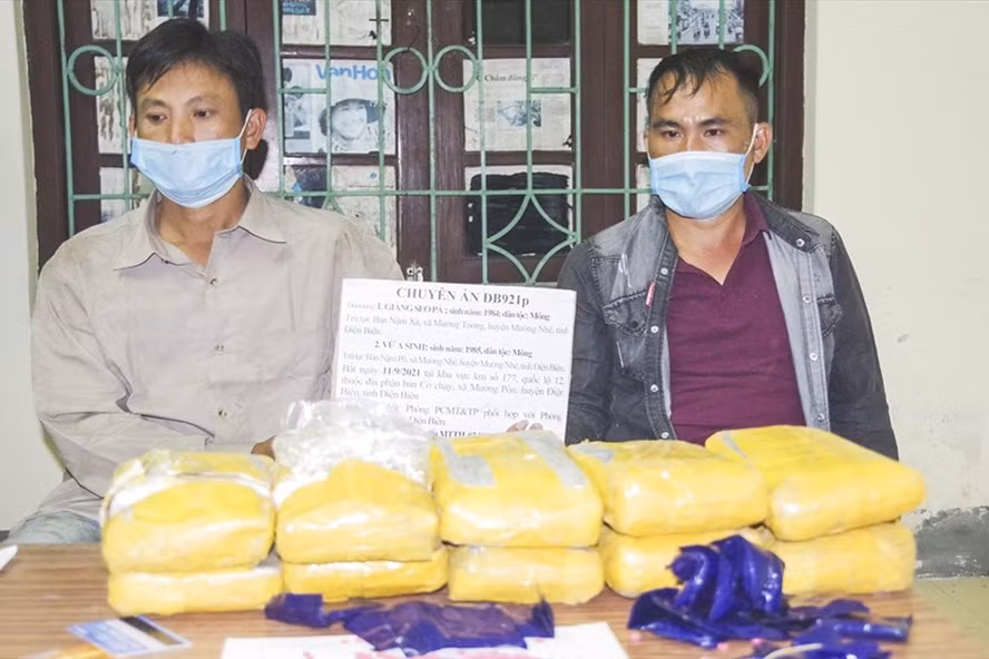 Đối tượng Giàng Seo Pà và Vừ A Sinh cùng số tang vật là 60.000 viên ma túy tổng hợp. Ảnh: Anh Dũng