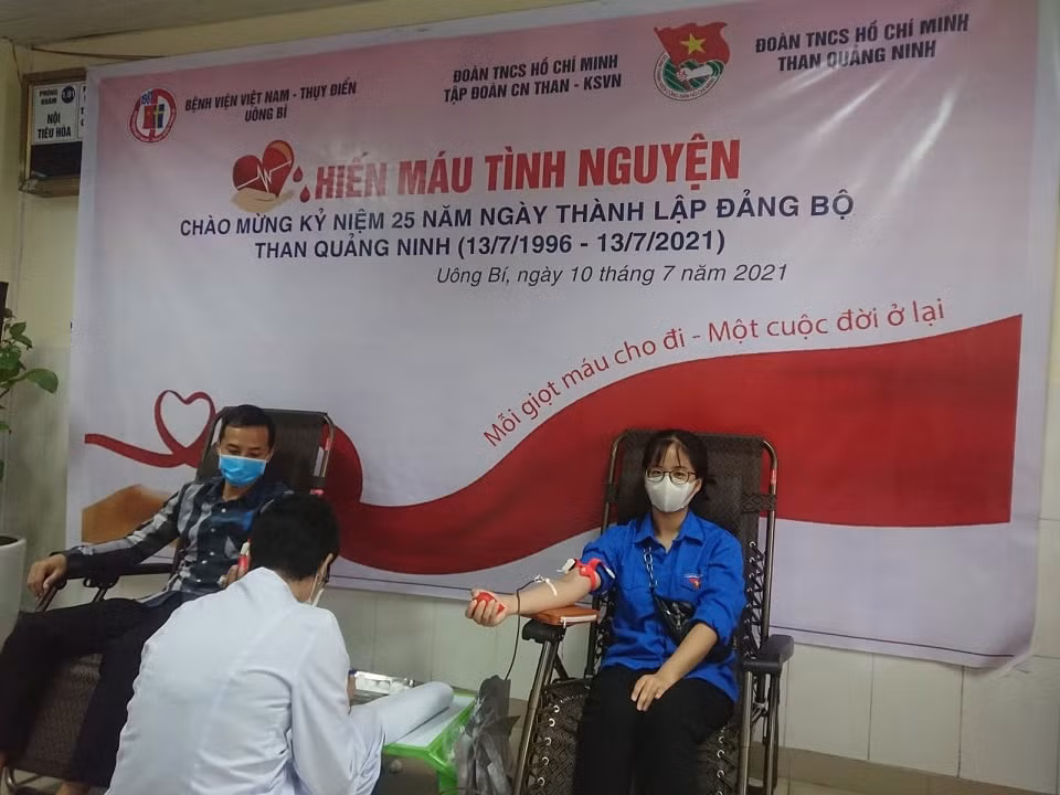 ĐVTN Trường Đại học Công nghiệp Quảng Ninh tham gia hiến máu tình nguyện.
