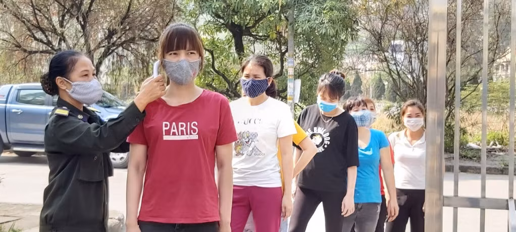 Đo thân nhiệt cho người lao động tại Công ty TNHH Điện tử Vạn Lực, KCN Cái Lân, TP Hạ Long.