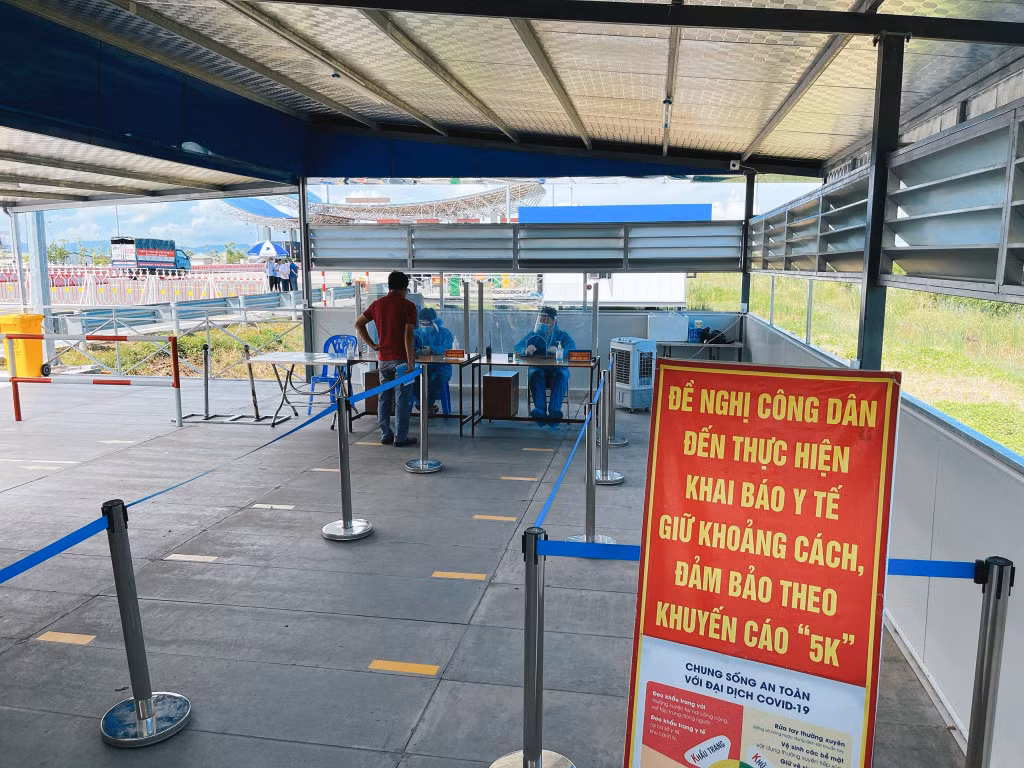 Còn tại các chốt kiểm soát dịch Covid-19, các lực lượng vẫn miệt mài làm việc, kiểm soát chặt chẽ người ra, vào tỉnh.