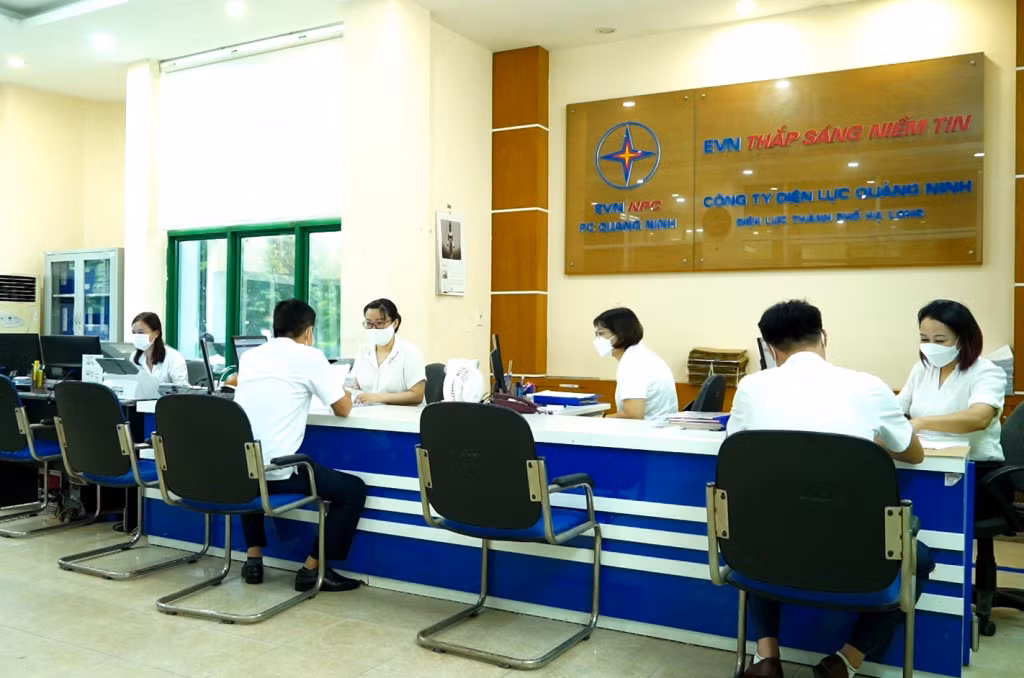 Người dân giao dịch tại Điện lực TP Hạ Long.
