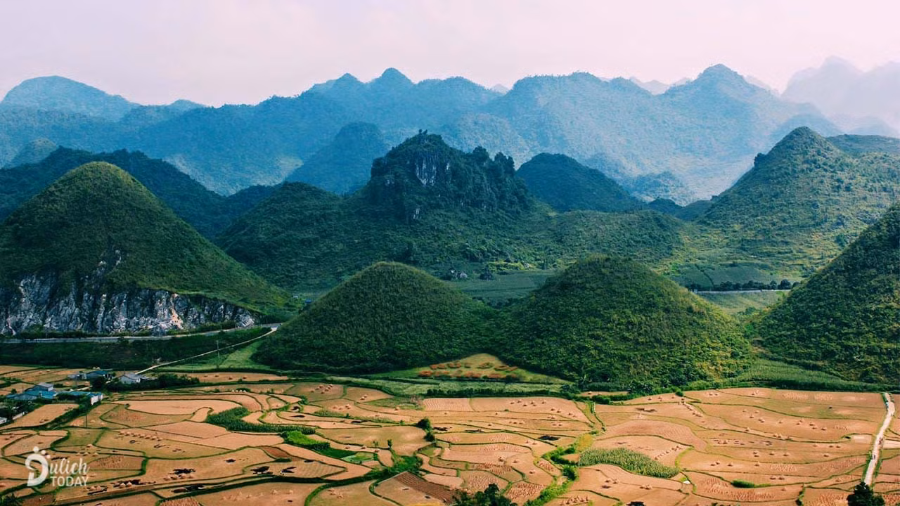 Núi đôi Quản Bạ trên cao nguyên đá Đồng Văn Hà Giang. (Ảnh: Dulichtoday)