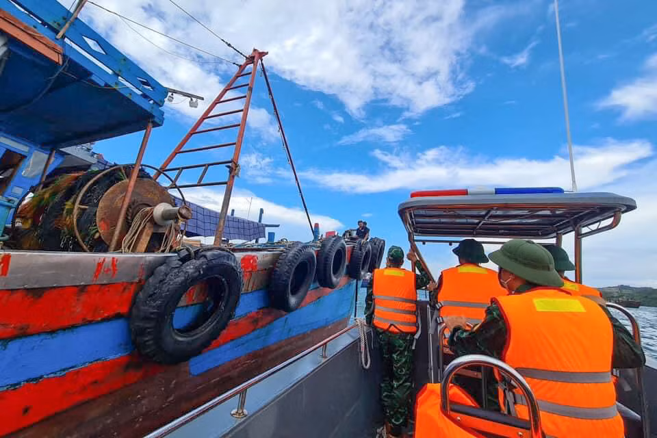 BĐBP tỉnh thông báo cho ngư dân chủ động ứng phó với bão số 5.