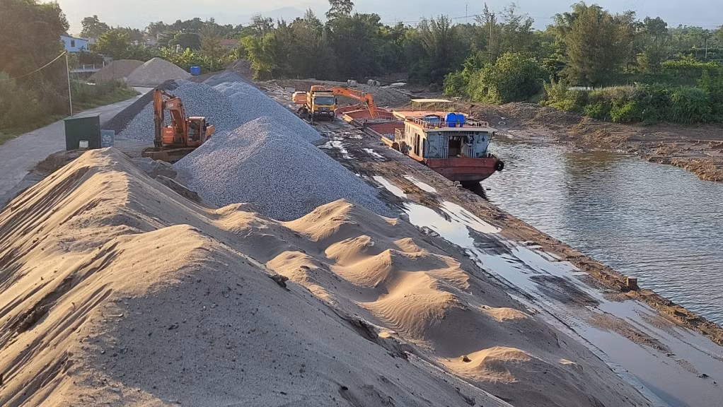 Bến vật liệu xây dựng của Công ty CP xây dựng và thương mại Quỳnh Long tại thôn Đầm Buôn, xã Đầm Hà.