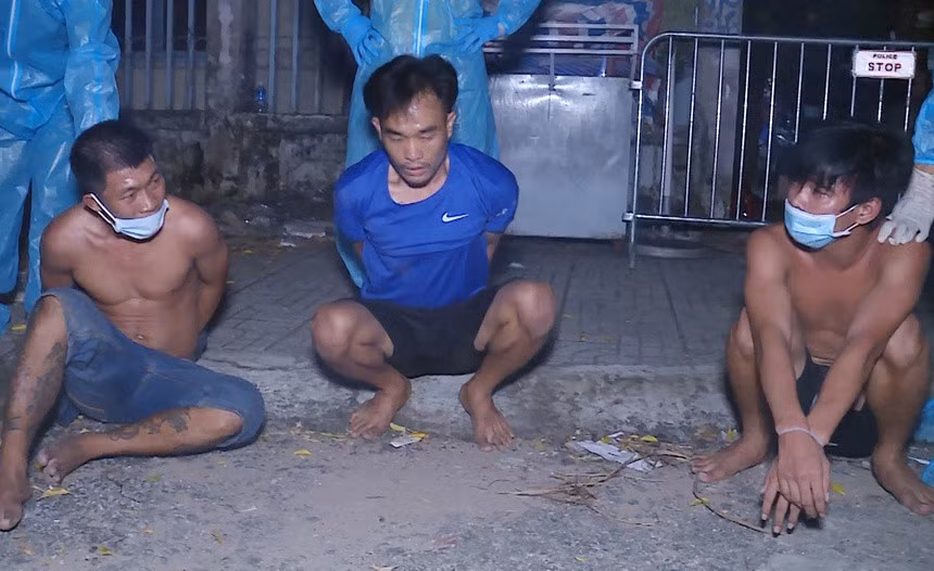 Nhiều người hành hung cảnh sát trực chốt ảnh 1 Nhieu nguoi hanh hung canh sat truc chot anh 1