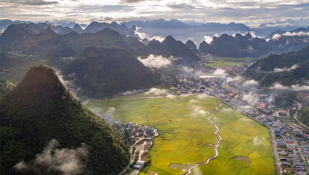Thung lũng Mường Khương có địa hình bằng phẳng, rộng lớn; những dòng kênh uốn lượn qua các cánh đồng lúa vào mùa gặt tạo nên vẻ đẹp đầy mộng mơ.