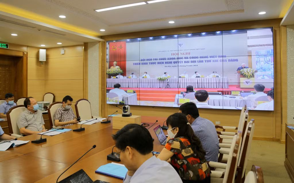 Các đại biểu lắng nghe các ý kiến phát biểu, tham luận tại hội nghị.