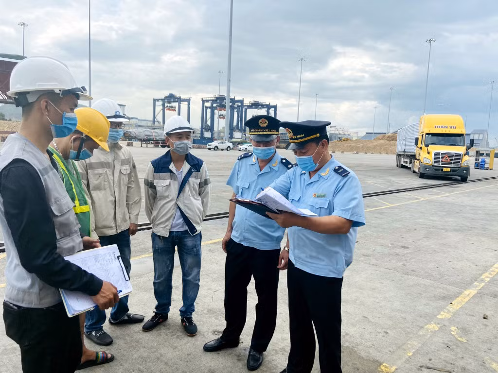 Với tinh thần hỗ trợ tối đa cho hoạt động xuất nhập khẩu của doanh nghiệp trong những ngày nghỉ Lễ, Cục Hải quan Quảng Ninh đã chỉ đạo tất các Chi cục Hải quan trực thuộc bố trí đầy đủ cán bộ công chức tại các khâu nghiệp vụ trực vào các ngày nghỉ lễ Quốc khánh. Theo đó, tại các chi cục vẫn bố trí cán bộ công chức để giải quyết thủ tục cho doanh nghiệp và thực hiện nghiệm chế độ báo cáo ngày của các ngày nghỉ lễ để lãnh đạo Cục, Chi cục nắm tình hình cũng như kịp thời chỉ đạo giải quyết những kh