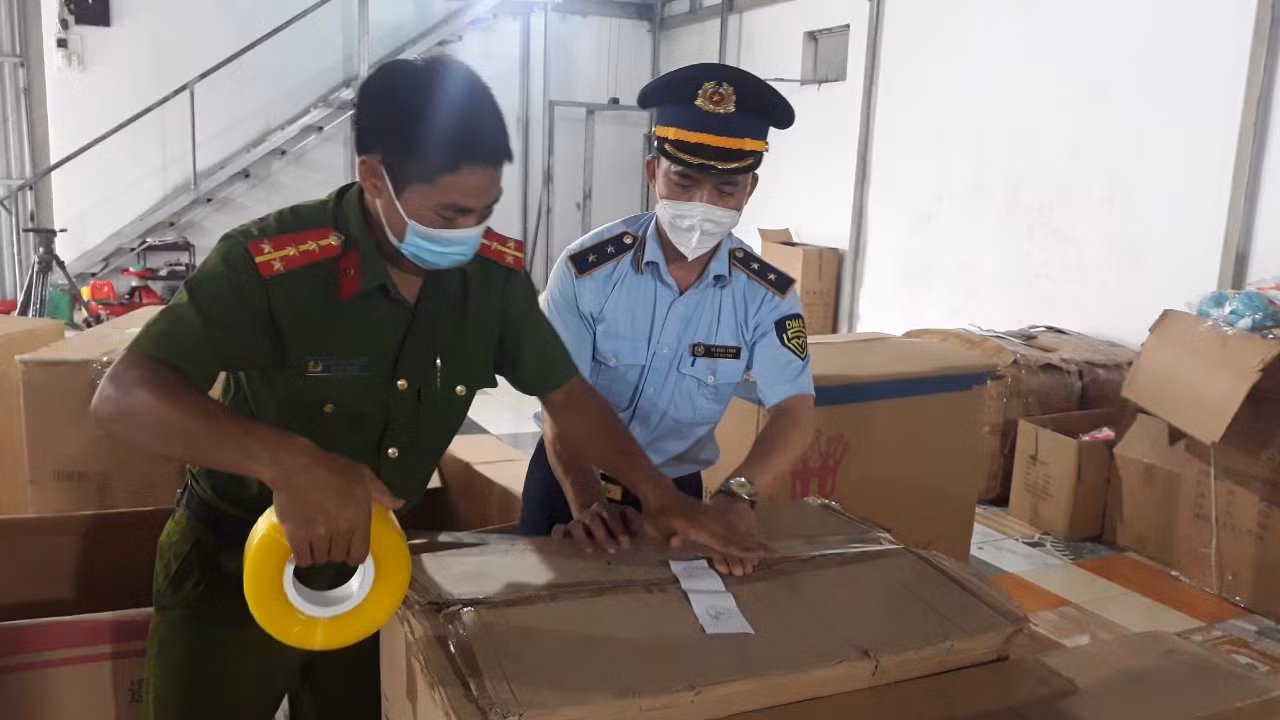 Lực lượng chức năng niêm phong hàng hóa để phục vụ quá trình kiểm đếm. Ảnh: QL.