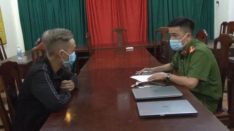 Công an TP Huế đấu tranh khai thác đối với Trần Huy Hoàng.
