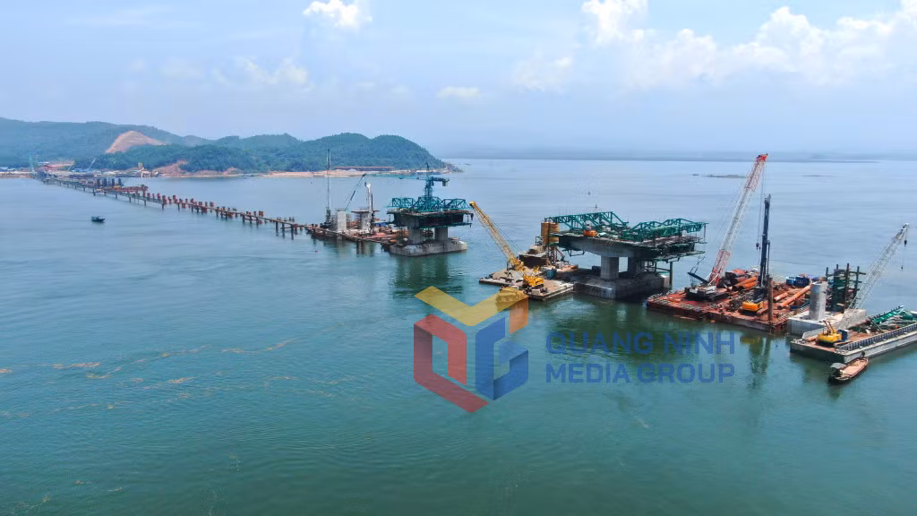 Thi công cầu Vân Tiên trên tuyến cao tốc Vân Đồn - Móng Cái (9-2021). Ảnh: Mạnh Trường