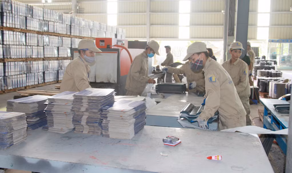 Dây chuyền sản xuất gạch không nung của Công ty CP Thanh Tuyền Group với lợi ích kép vừa tận dụng nguồn nguyên liệu là tro bay, xỉ than từ các nhà máy xi măng, nhiệt điện, vừa giảm thiểu ô nhiễm, khói bụi trong quá trình nung gạch.
