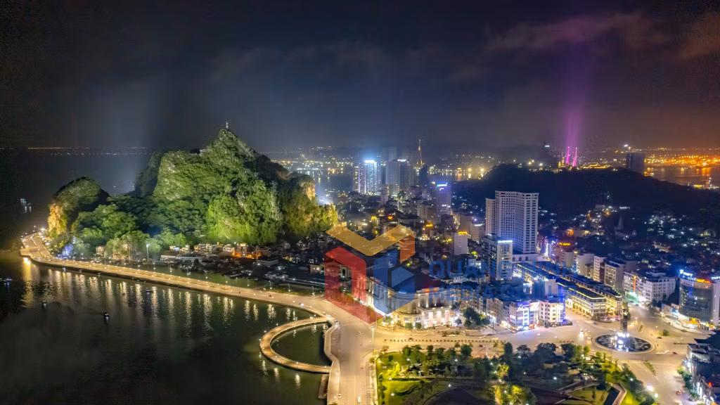 Núi bài thơ trong lòng TP Hạ Long (9-2021). Ảnh Hùng Sơn