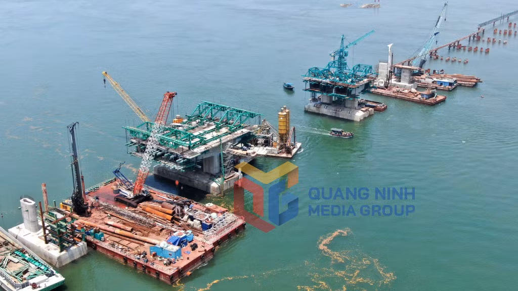 Thi công cầu Vân Tiên (8-2021). Ảnh Đỗ Phương