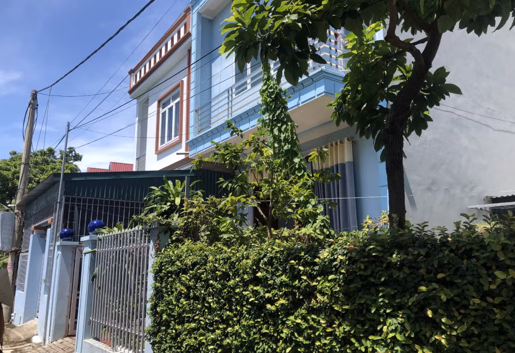 Hộ bà Đặng Thị Nga (thôn Đông Trung, xã Đông Xá) đã chuyển nhượng một phần diện tích đất, nhưng hiện vẫn chung giấy CNQSDĐ do chưa được tách thửa.