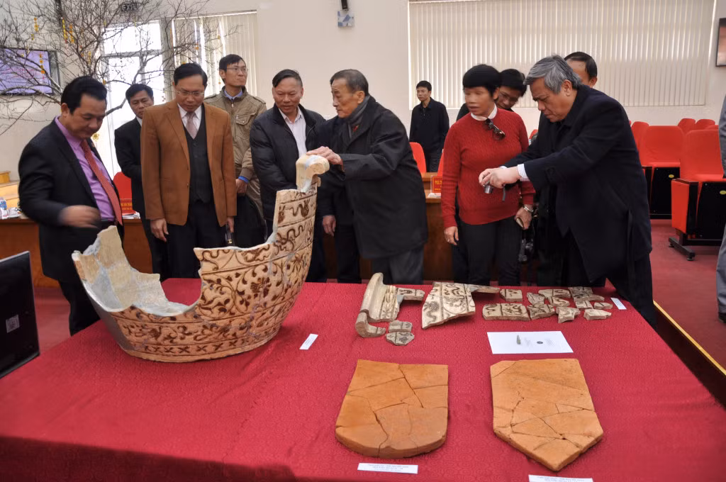Các nhà khoa học xem xét một số di vật tìm thấy trong quá trình khai quật khảo cổ đền An Sinh, KDT Nhà Trần tại Đông Triều.
