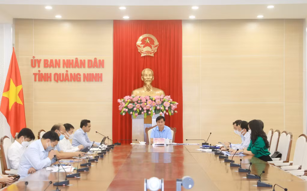 Đồng chí Nguyễn Tường Văn, Chủ tịch UBND tỉnh, chủ trì cuộc họp.