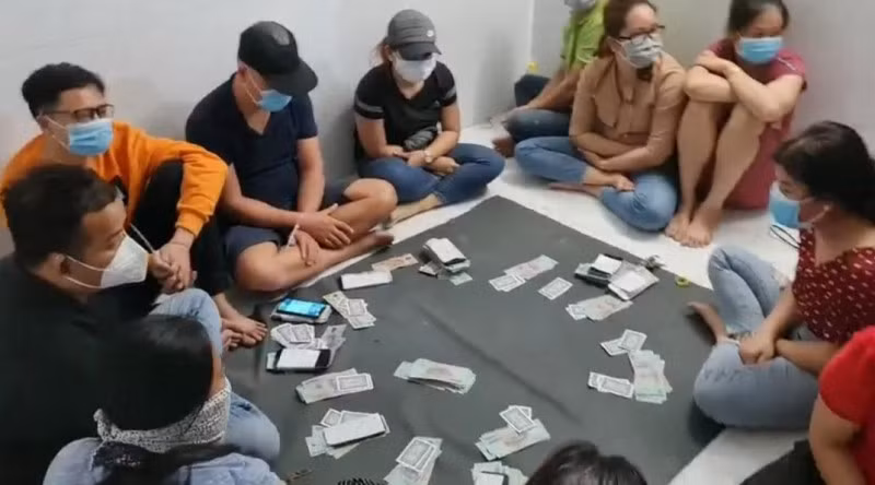 Các con bạc và tang vật bị bắt quả tang ngay tại sòng.