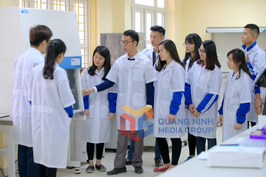 Một tiết học của sinh viên Trường Đại học Hạ Long (9-2021). Ảnh: Minh Hà