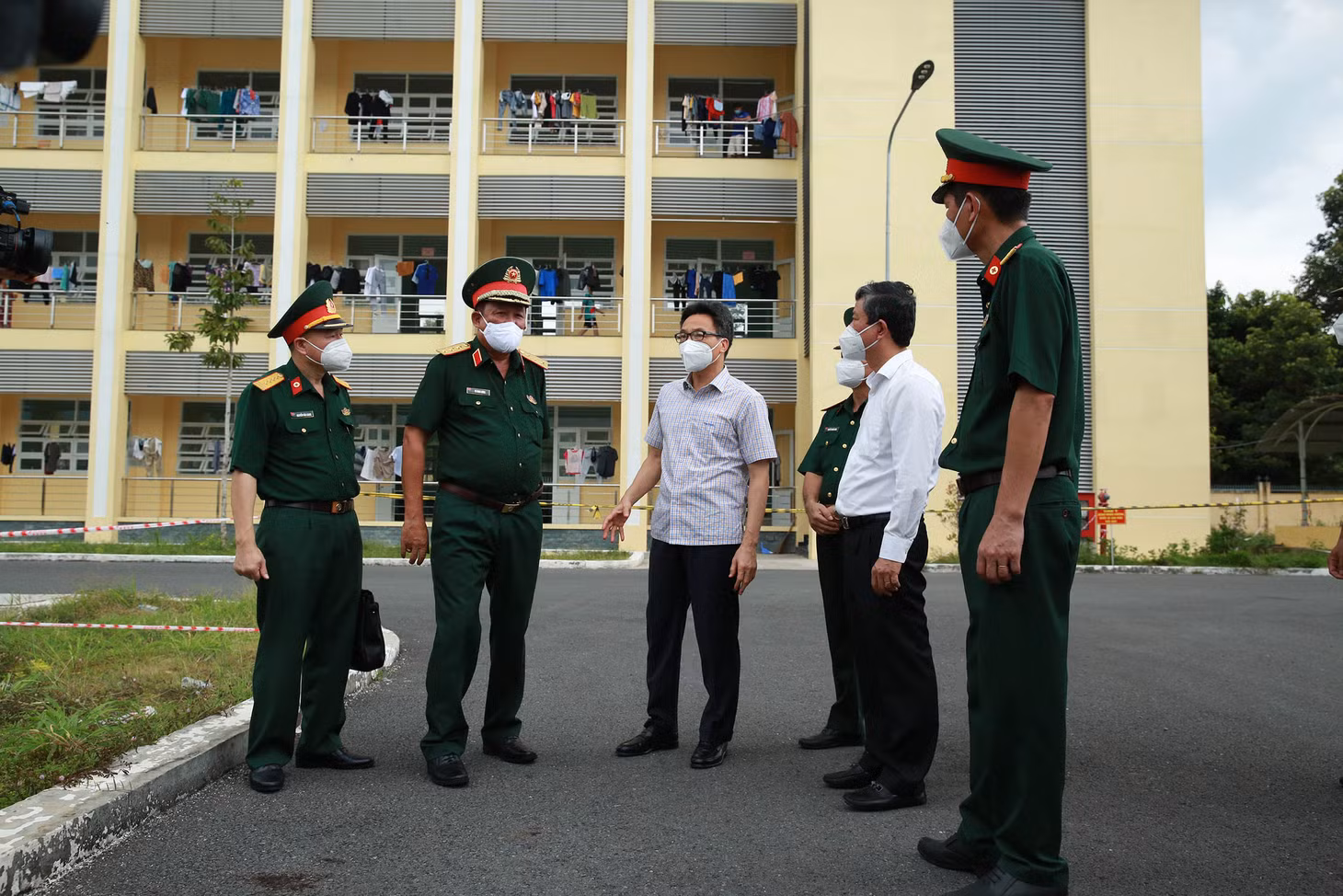 Phó Thủ tướng Vũ Đức Đam kiểm tra Bệnh viện dã chiến số 5B đặt tại Trung tâm Giáo dục quốc phòng và An ninh tỉnh Bình Dương. Bệnh viện đang tiếp nhận, điều trị hơn 600 F0 không triệu chứng, triệu chứng nhẹ và có tỷ lệ chuyển tuyến dưới 1% Ảnh: VGP/Đình Nam
