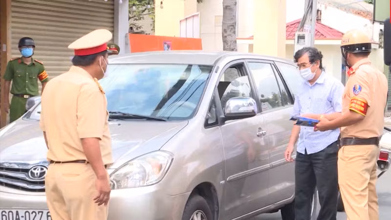 Phải đến khi lực lượng chức năng điều xe cẩu tới thì ông Lê Văn Chính mới chịu ra xuất trình giấy tờ liên quan.