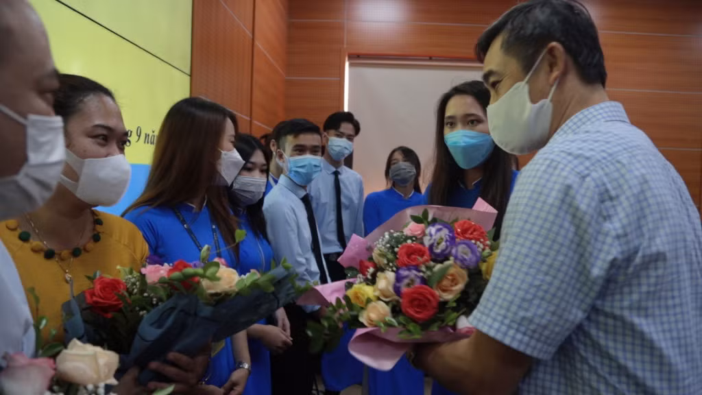 TS.Trần Trung Vỹ, Phó Hiệu trưởng Trường ĐH Hạ Long trao thưởng cho các sinh viên đạt giải tại cuộc thi.