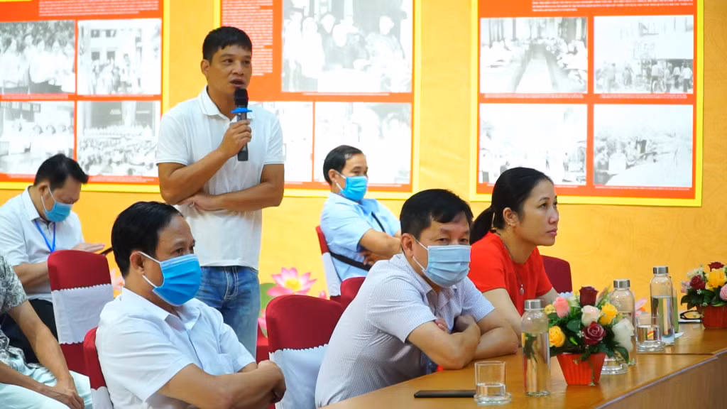 Nhiều họa sỹ tham gia đóng góp ý kiến nhằm nâng cao chất lượng các tác phẩm dự thi.