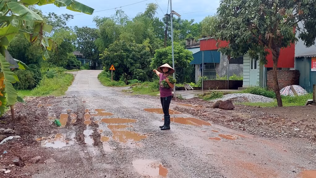 Tuyến đường này đã bị cày xới, gây nguy cơ mất an toàn, ảnh hưởng tới cuộc sống của người dân.