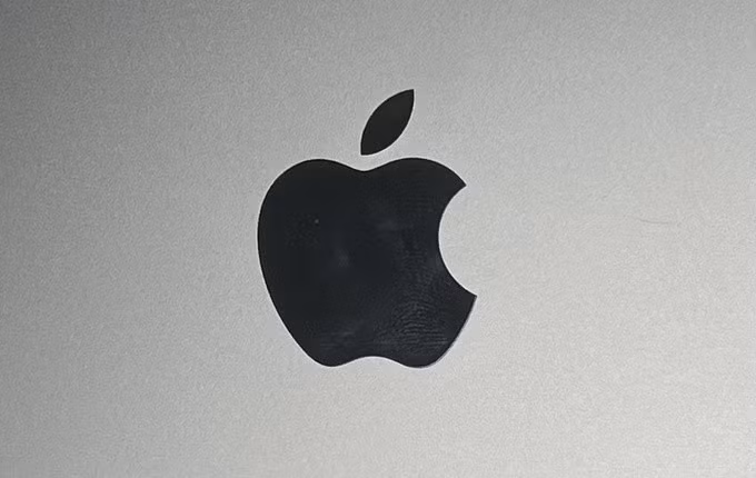 Logo Apple trên máy tính Macbook. Ảnh: Huy Đức