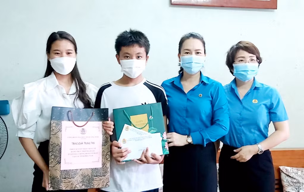 Vợ con bác sĩ Đào Hồng Ngữ được các cán bộ Công đoàn ngành Y tế thăm, tặng quà dịp Tết Trung thu.