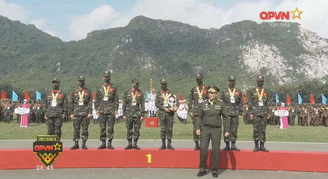 Thứ trưởng Bộ Quốc phòng Nga, Krivoruchko Aleksei Iurievich trao cúp và Huy chương Vàng tặng Đội tuyển Thăng Long (Việt Nam) ở nội dung 