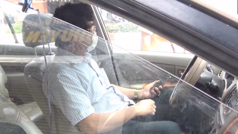 Ông Lê Văn Chính cố thủ trong xe hơn 1 giờ.