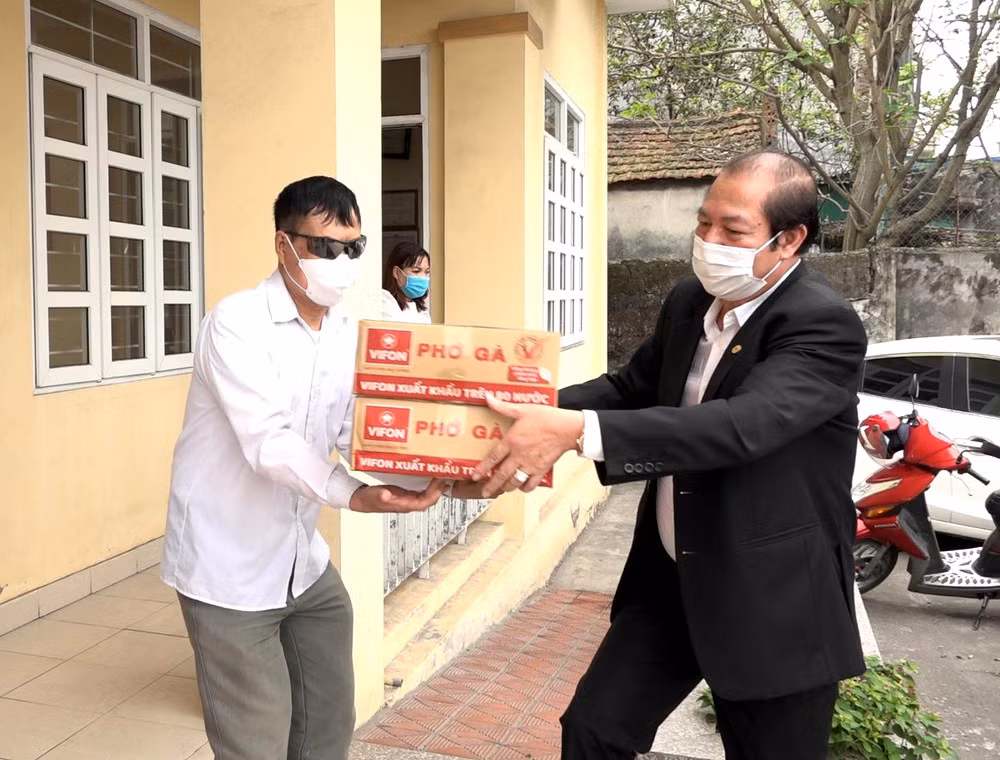 Ông Đào Duy Hảo (bên phải) trao quà cho Hội Người mù TP Cẩm Phả