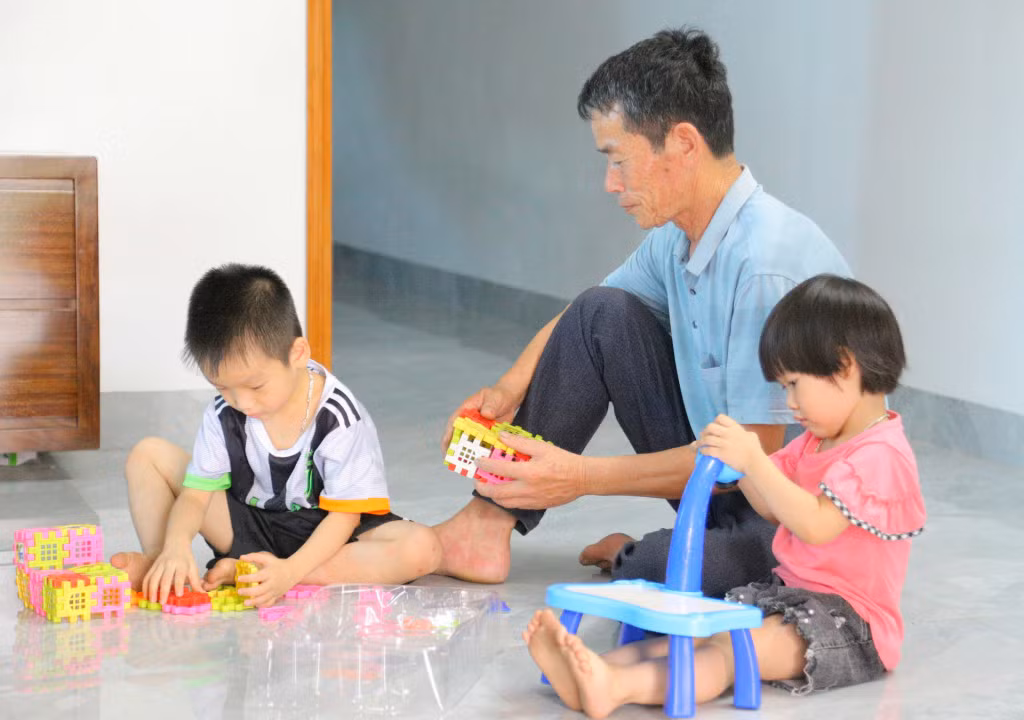Ông Nguyễn Văn Vương (bố của bác sĩ Dương) kiêm thêm vai "bảo mẫu" thay anh dương, chị Trâm chăm sóc hai con nhỏ.