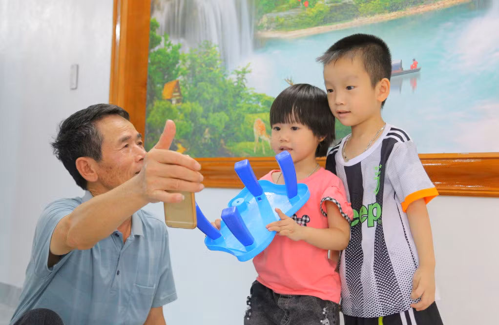 Ở nhà cùng ông nội, 2 anh em Sâu, Nhím chỉ được nhìn thấy bố mẹ qua màn hình điện thoại.