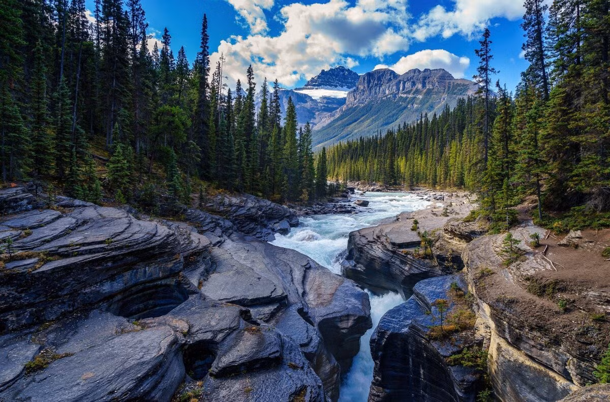 Vườn quốc gia Banff, Canada Canada có rất nhiều vườn quốc gia nhưng Banff là nổi bật hơn cả, đồng thời cũng xuất hiện nhiều trên Instagram. Địa hình đa dạng từ hồ, sông, núi non, sông băng cùng tiết trời khiến nơi này trở thành điểm đến mùa đông lý tưởng. Đặc biệt những hồ nước ở đây có màu sắc "siêu thực" và rất hút hồn. Thời gian thích hợp để tới Banff là các tháng từ 6 đến 9 và từ tháng 11 đến tháng 3 năm sau. Ảnh: sonyuser/pixabay