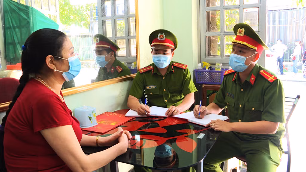 Công an phường Hồng Gai (TP Hạ Long) trao đổi với người dân về lý do chậm trả CCCD gắn chíp, ngày 27/9/2021.