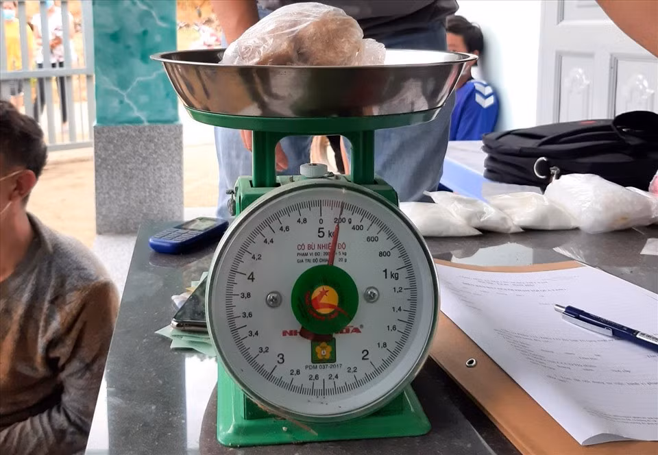 Lực lượng chức năng cân số lượng ma túy mà đối tượng Vũ vận chuyển. Ảnh:KP