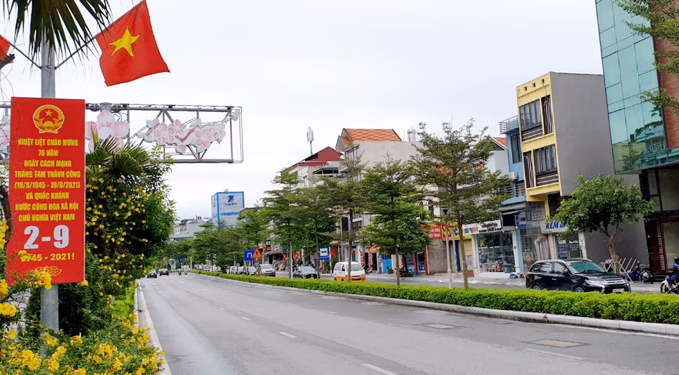 Ngày 2/9 hàng năm các tuyến đường trên địa tỉnh đều đông đúc người và xe cộ. Nhưng năm nay trước diễn biến phức tạp của dịch bệnh, mọi người tuân thủ nghiêm quy định về phòng dịch vì vậy mà trên các tuyến đường rất ít phương tiện đi lại.