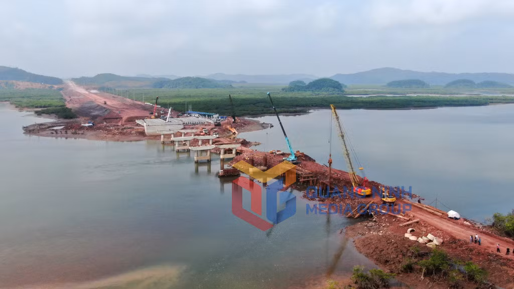 Thi công cầu Đài Van (8-2021). Ảnh Đỗ Phương