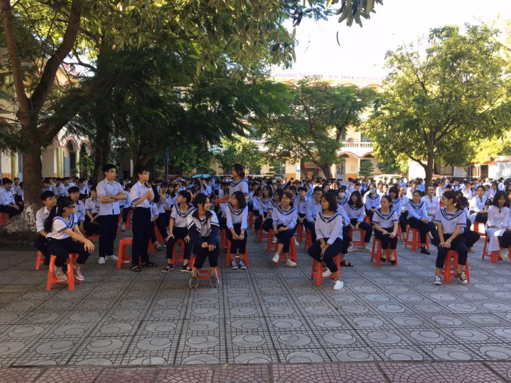 Học sinh Trường THPT Hồng Đức (TP Uông Bí) tham gia buổi ngoại khóa về sức khỏe sinh sản vị thành niên.